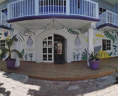 Les Trois Singes - Friendly Hostel Isla Mujeres Exterior photo