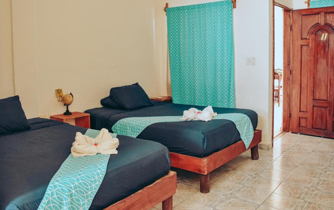 Les Trois Singes - Friendly Hostel Isla Mujeres Exterior photo