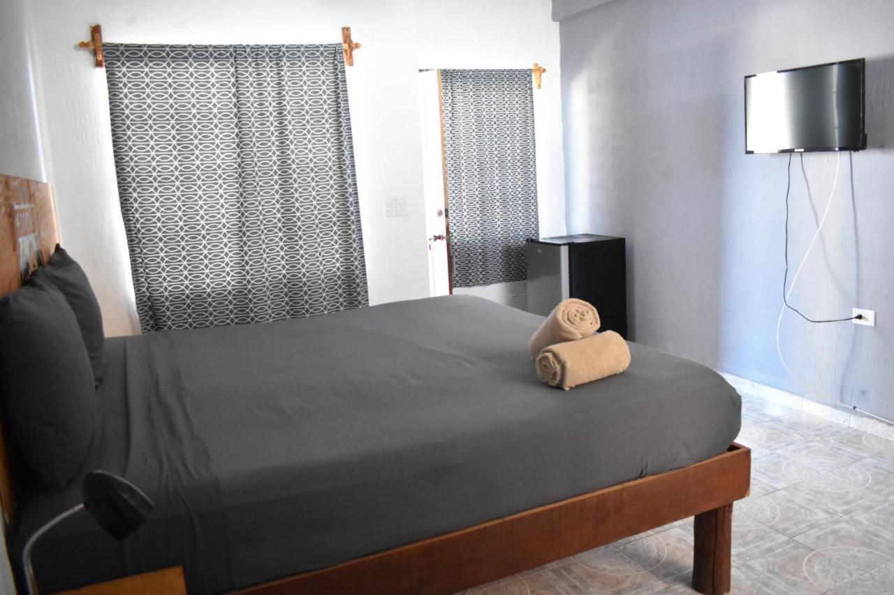 Les Trois Singes - Friendly Hostel Isla Mujeres Exterior photo