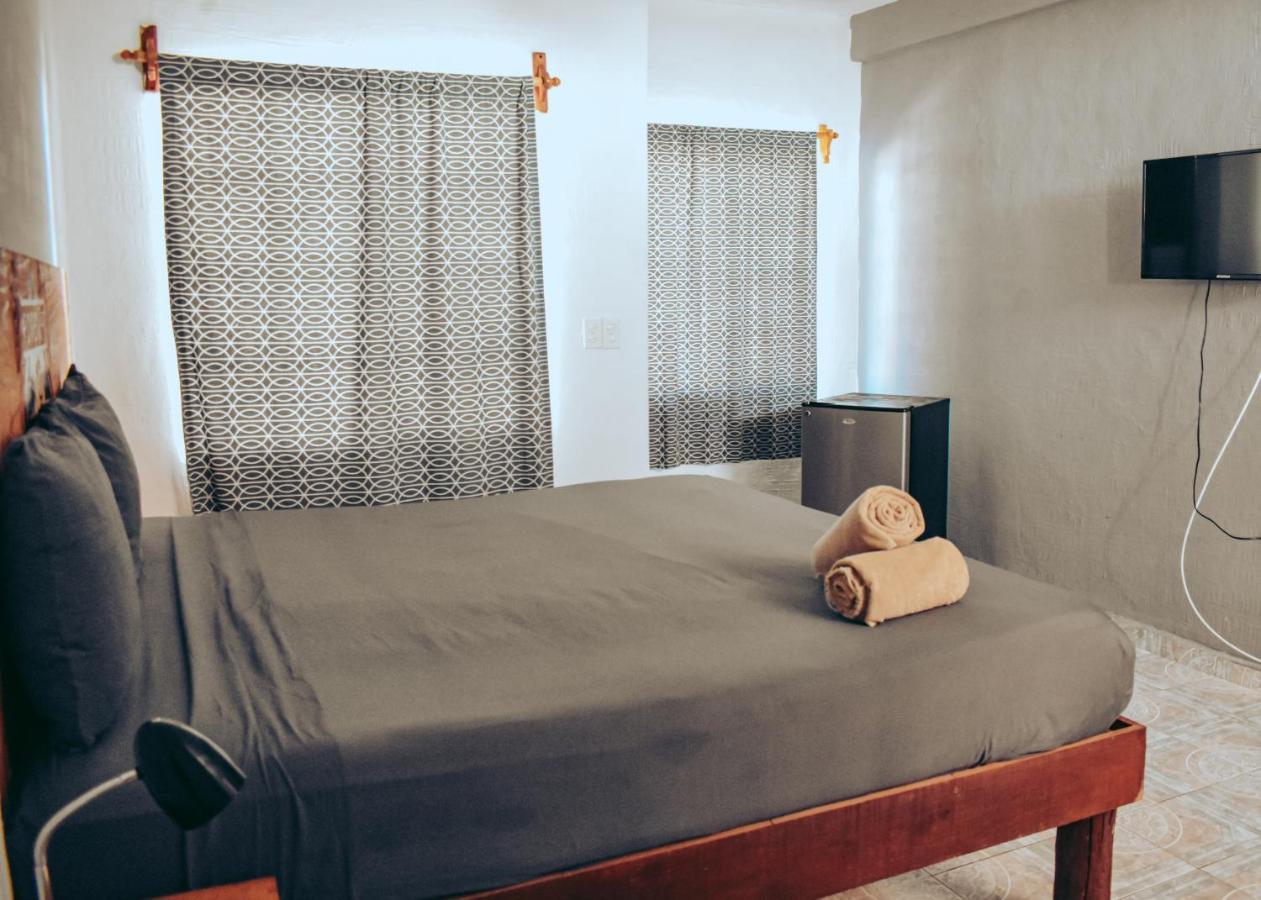 Les Trois Singes - Friendly Hostel Isla Mujeres Exterior photo